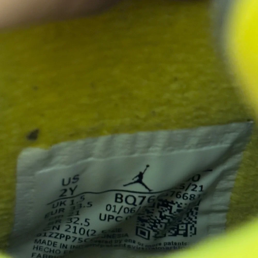 Nike‎ Air Jordan 4 Retro Lightning Sneakers Yellow BQ7670-700 2Y